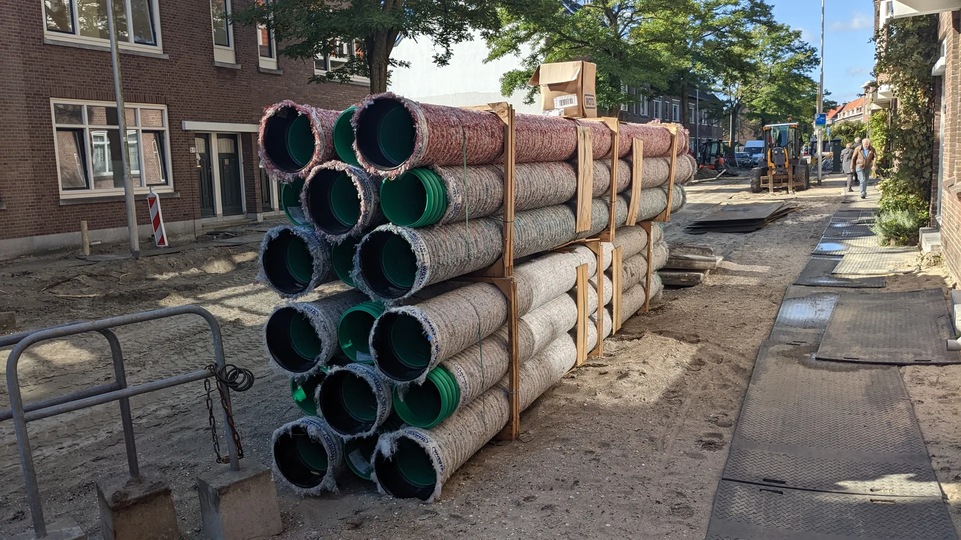 Leidingmateriaal en straatwerkzaamheden in het Kleiwegkwartier in Rotterdam — illustratief beeld